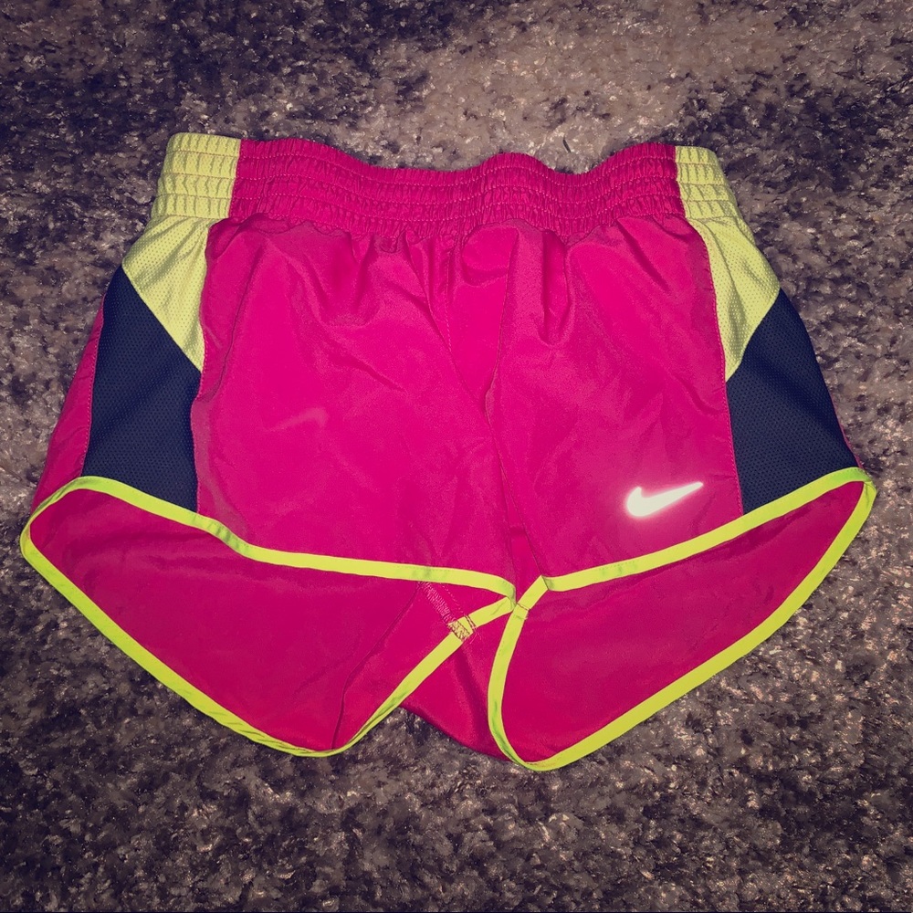 Nike shorts size small!💛💓